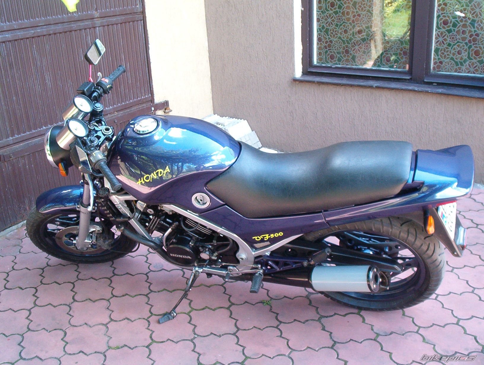 Photo 1077882
