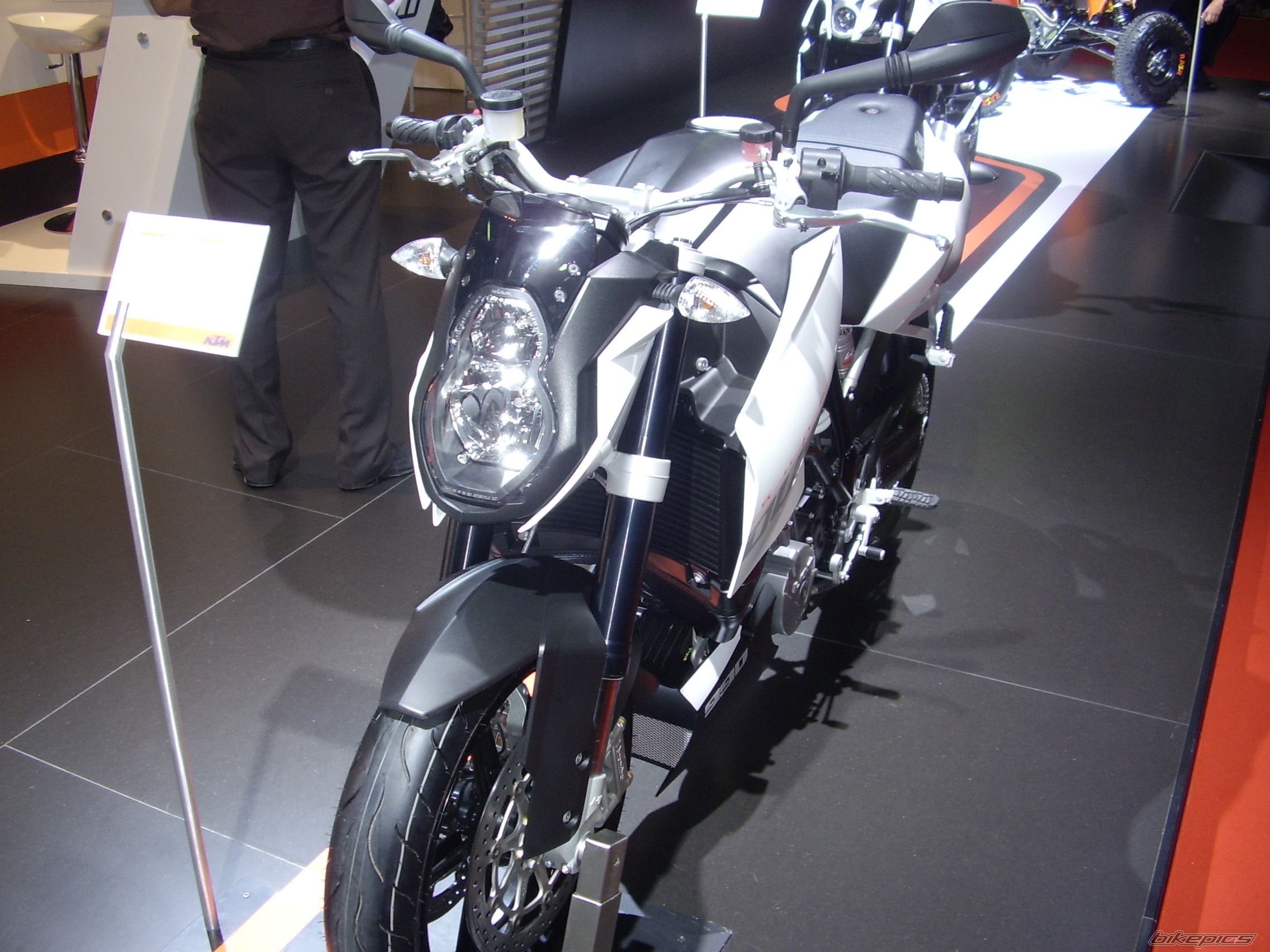 1100 ZXi