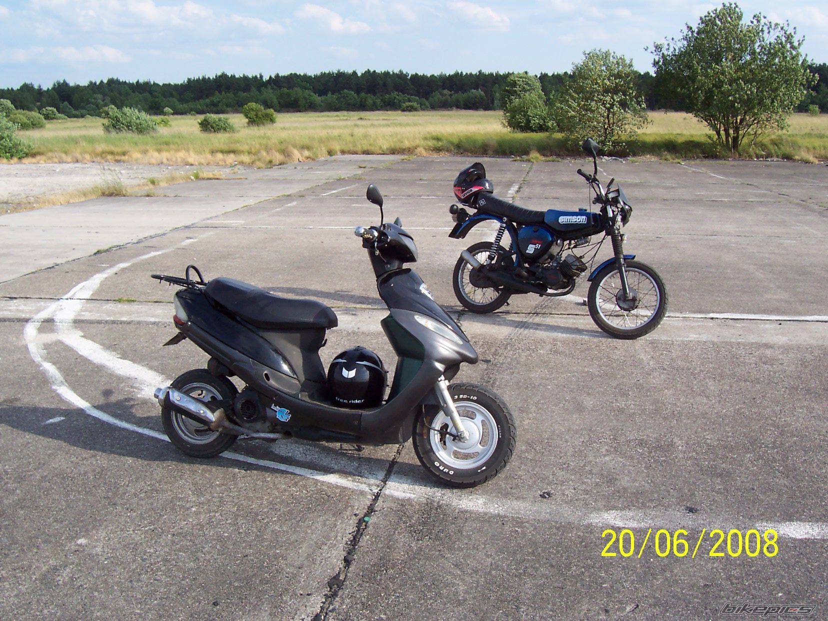 Photo 1379137