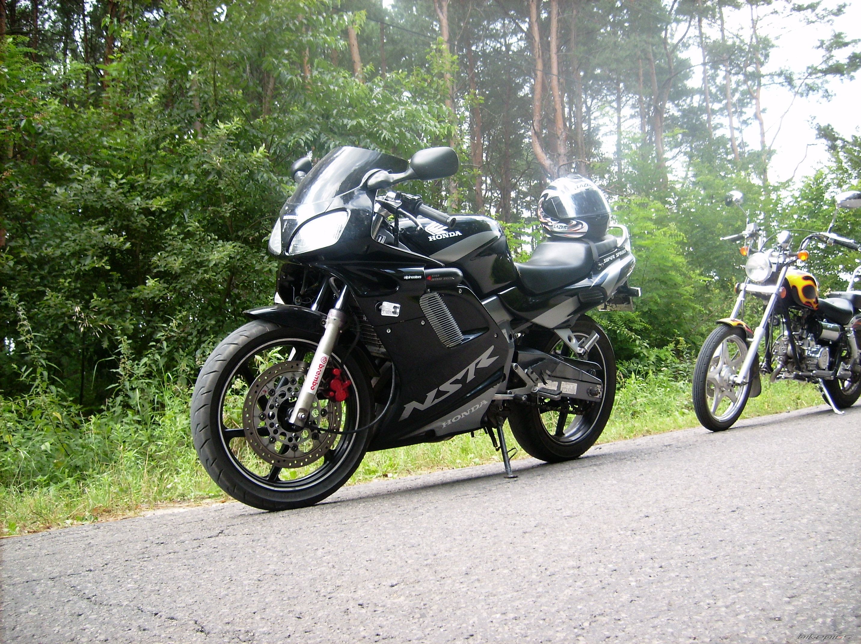 Photo 1379210