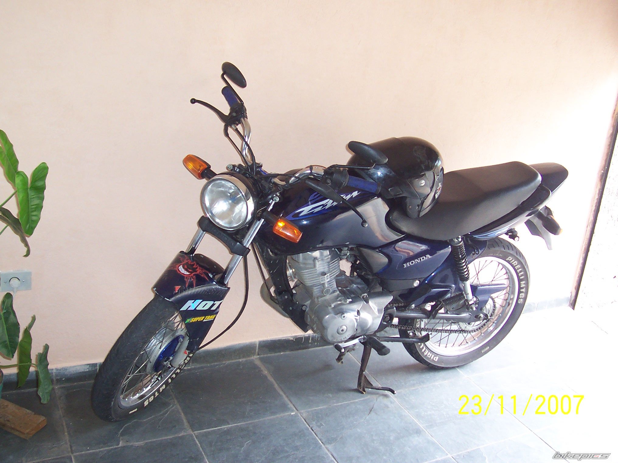 Photo 1382249