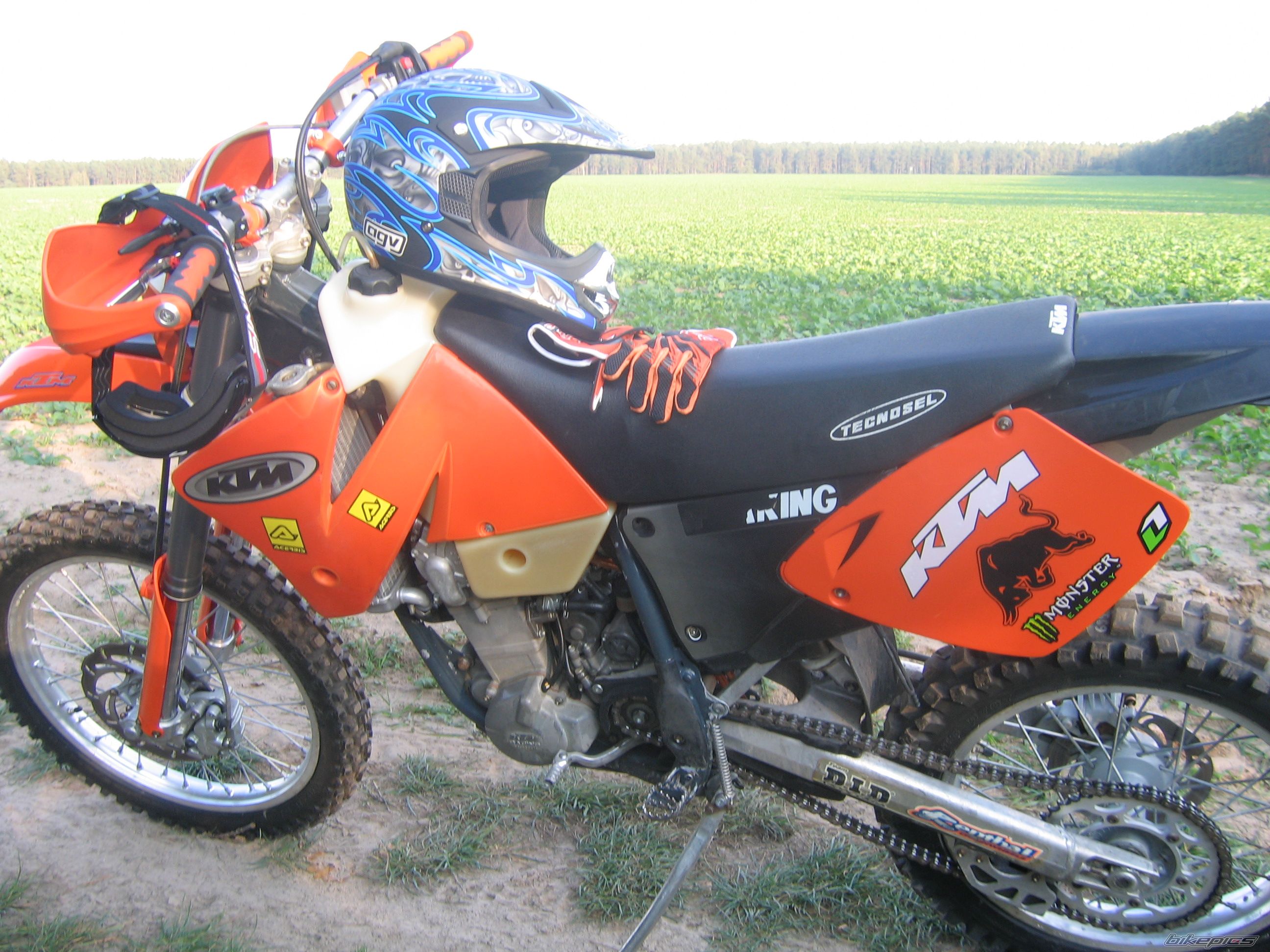 Photo 1437689