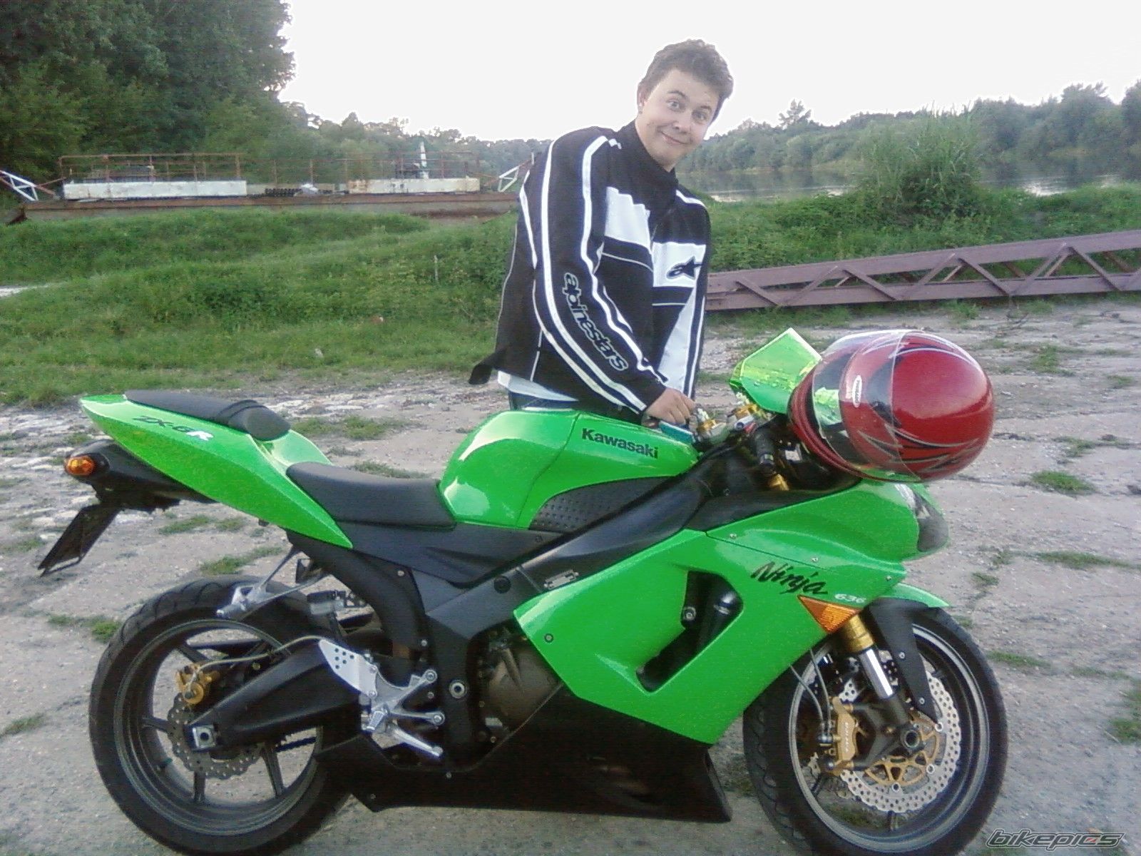 Photo 1503570