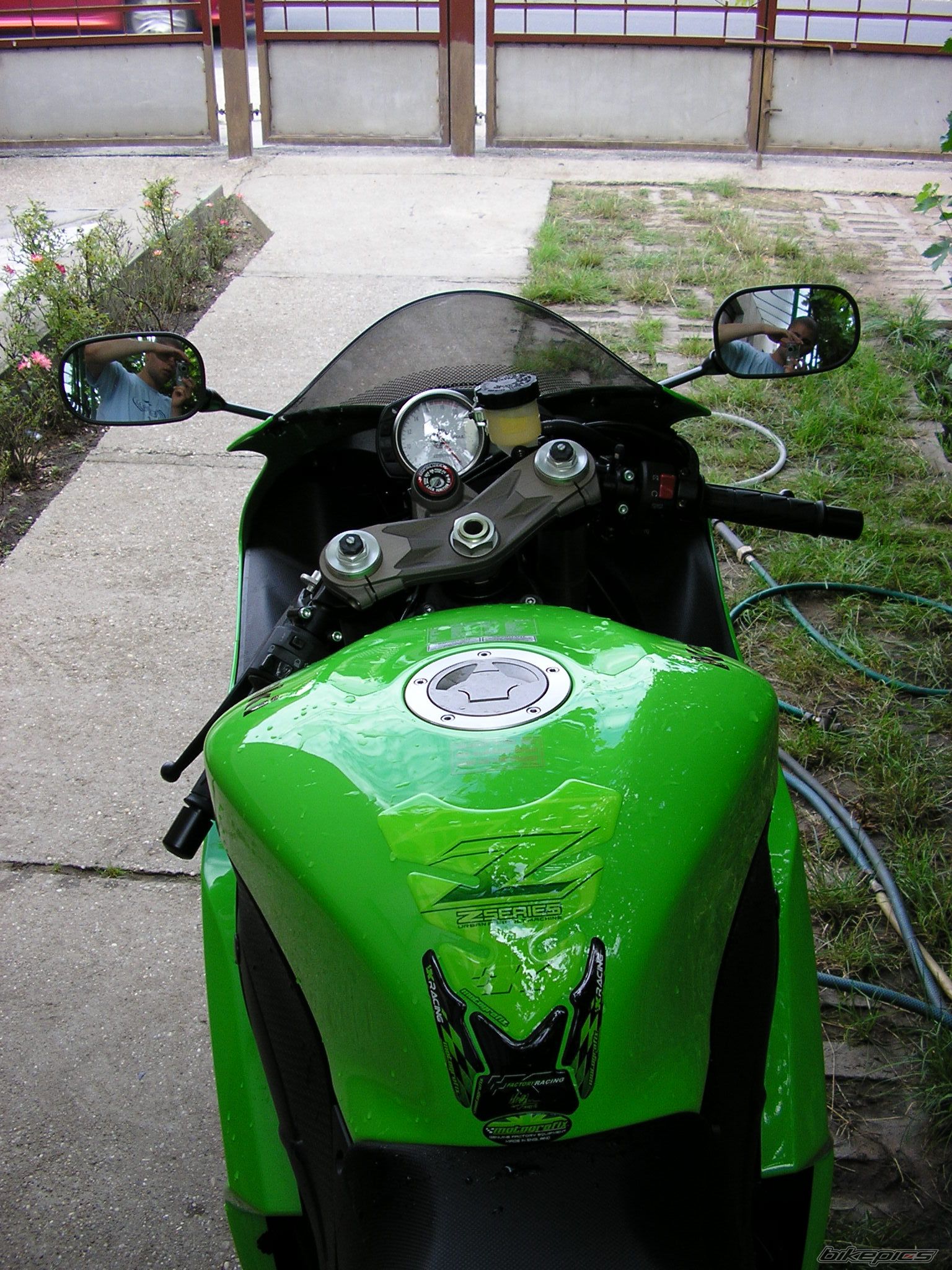 Photo 1503676