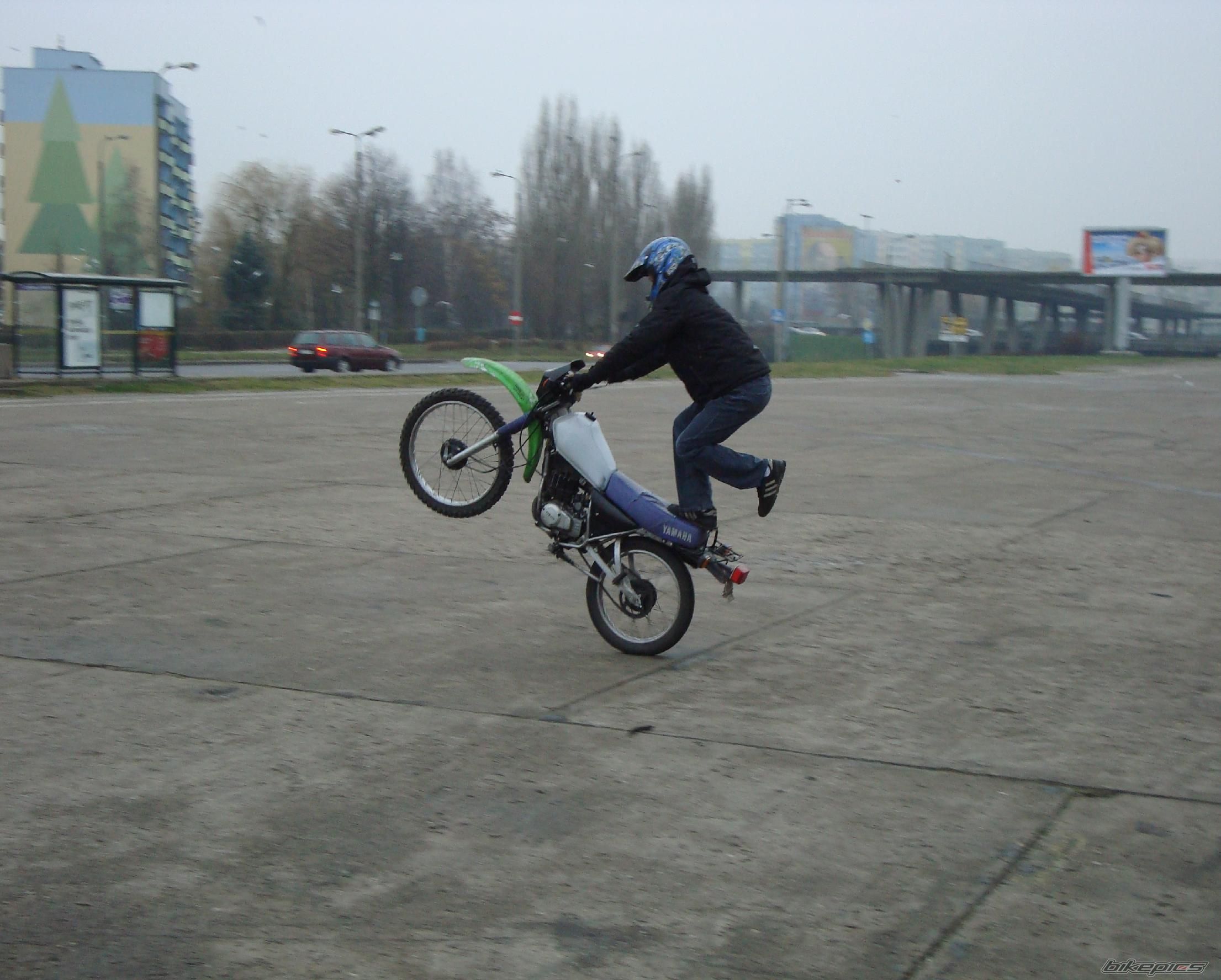 Photo 1512162
