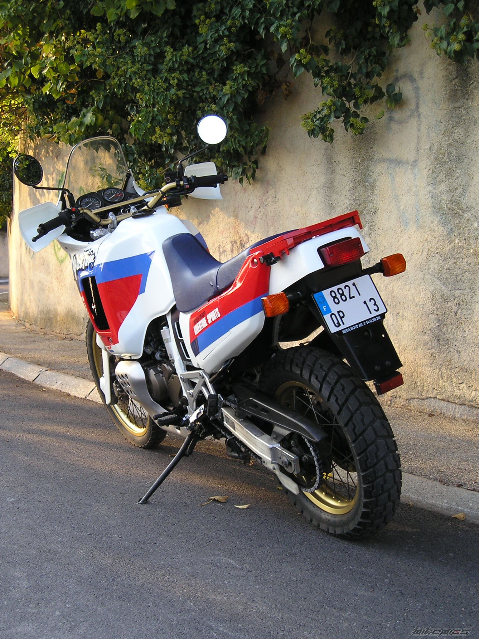 Photo 1528741