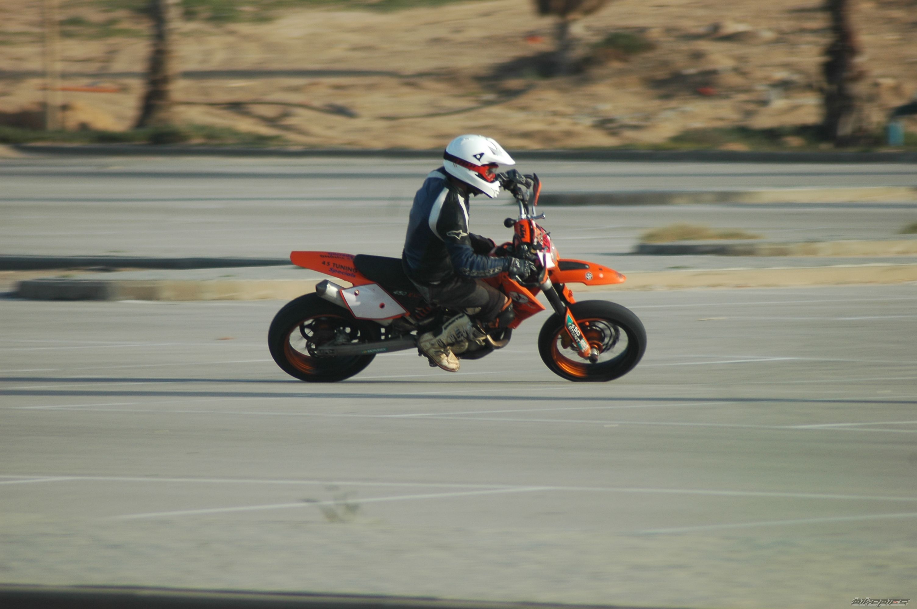 Photo 1573136