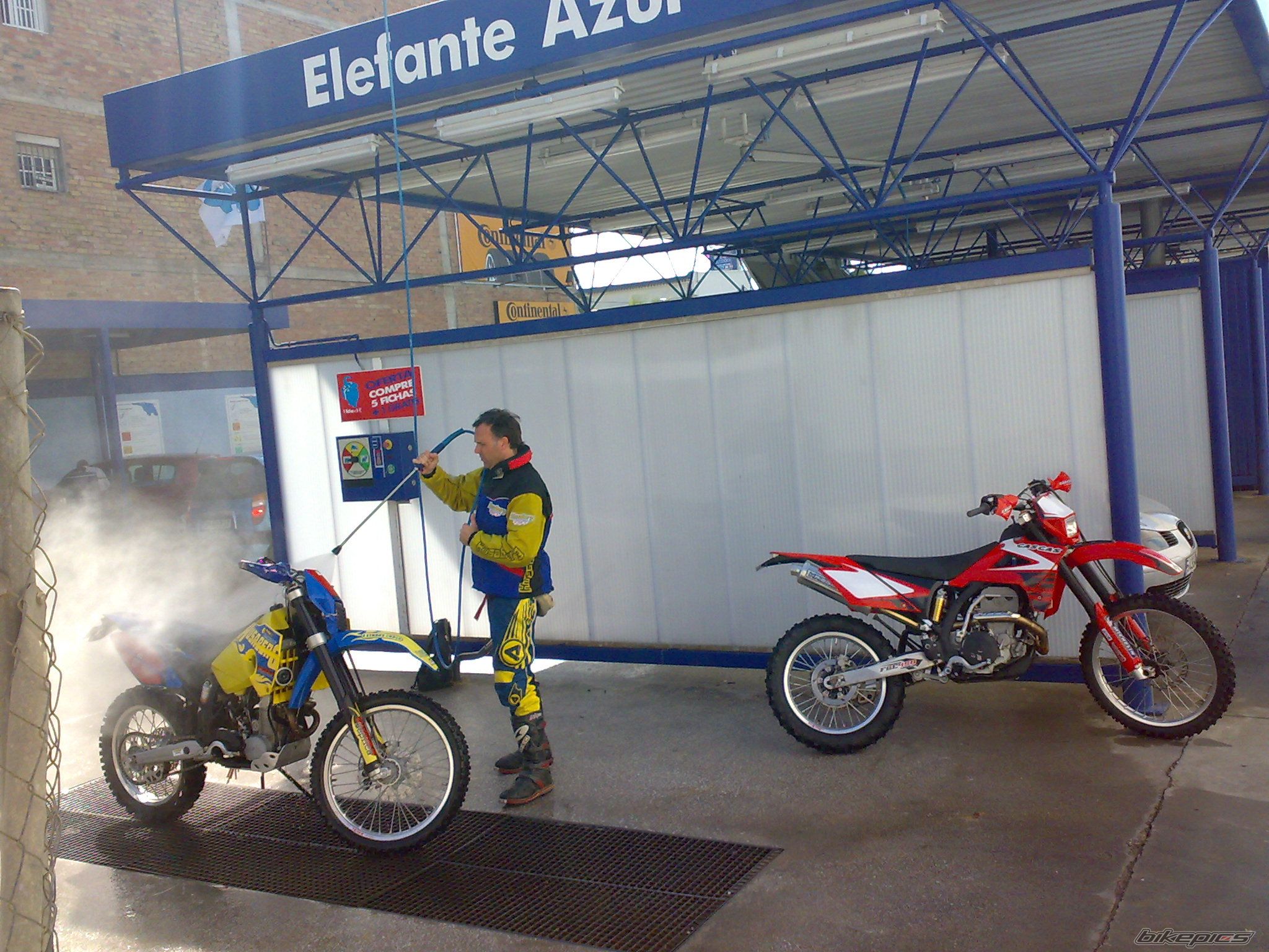 Photo 1579896