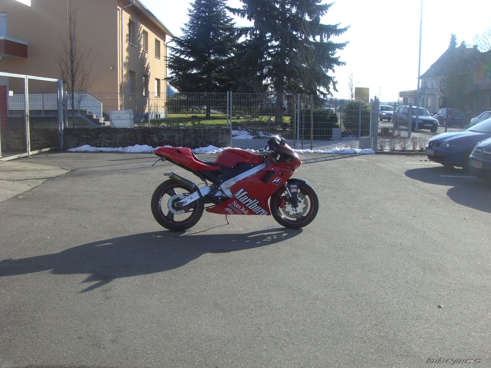 Photo 1585196