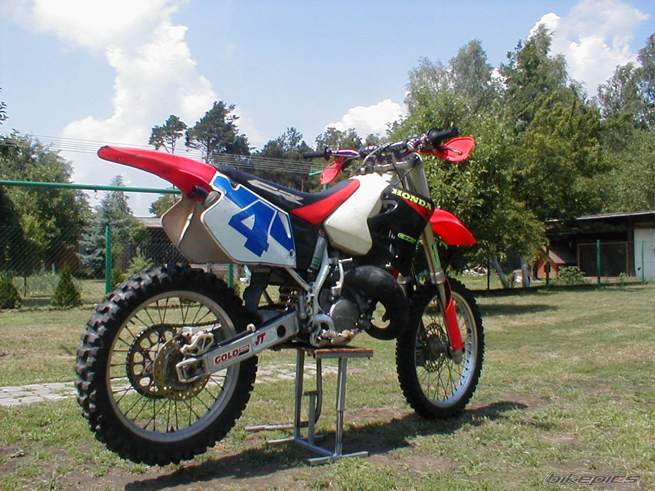 Photo 1587886