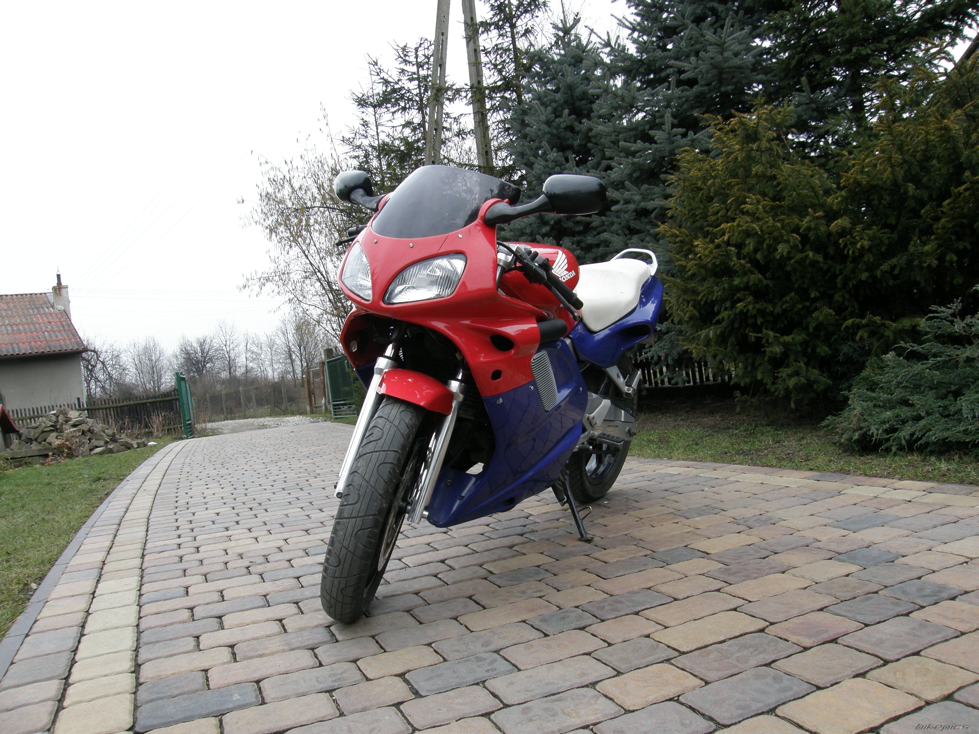 Photo 1600241