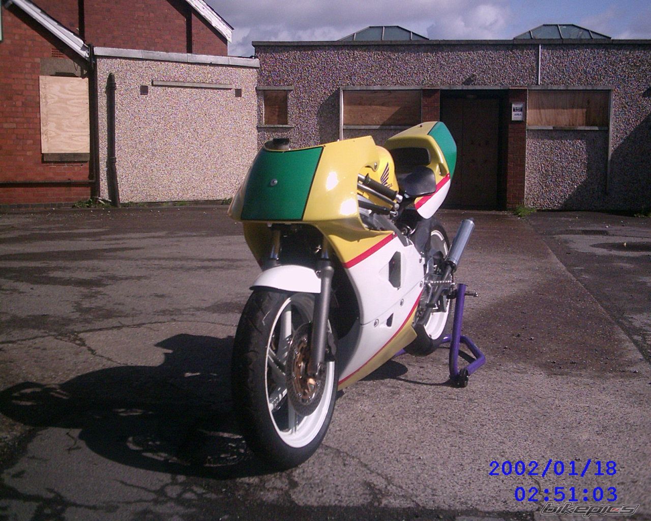 Photo 1611989