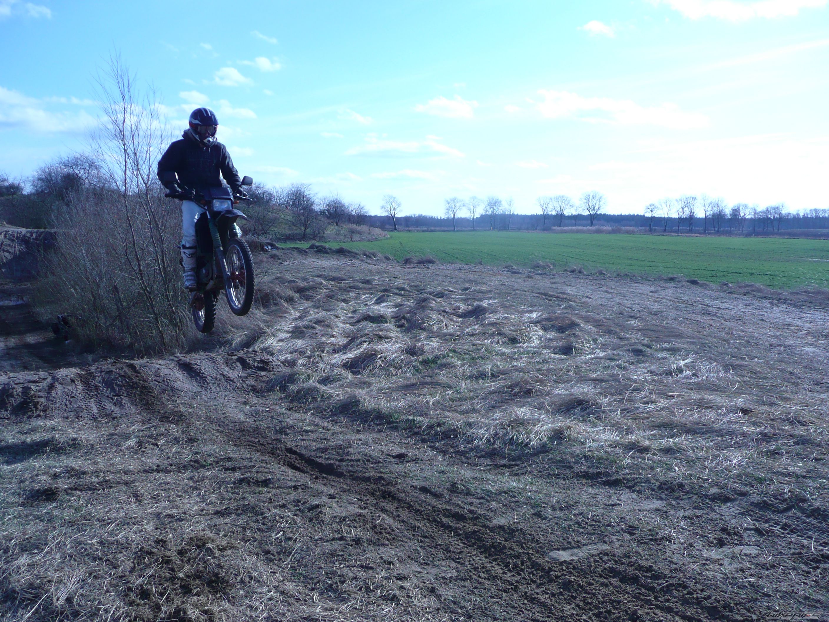 Photo 1613144
