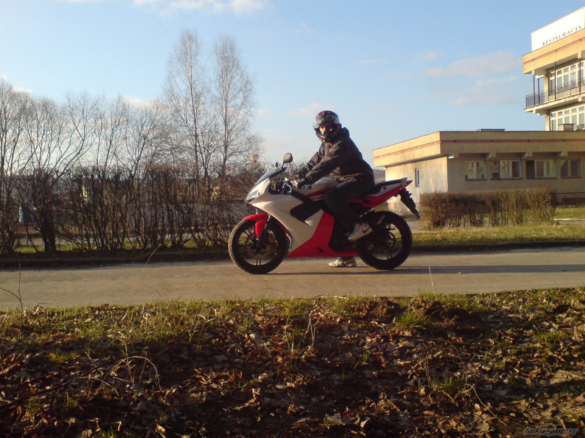 Photo 1618888