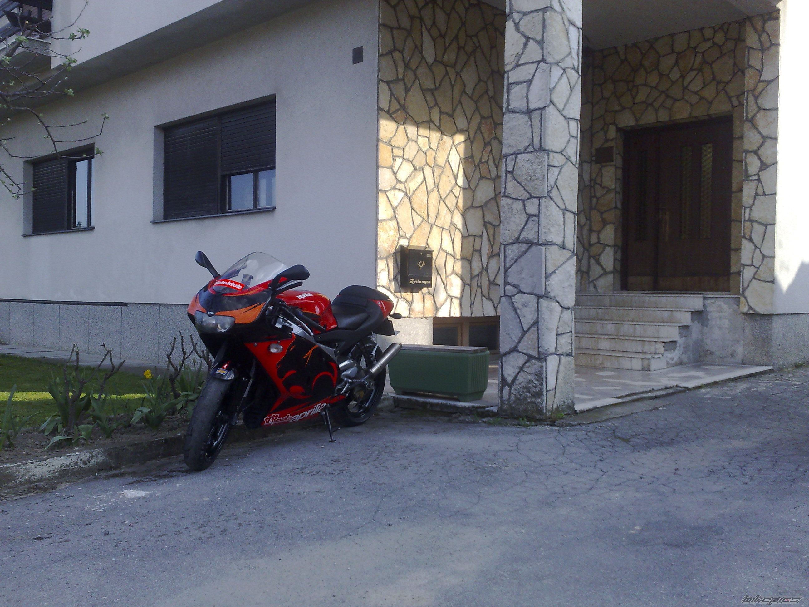 Photo 1637657