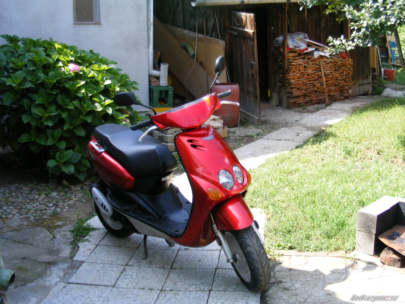Photo 2045858