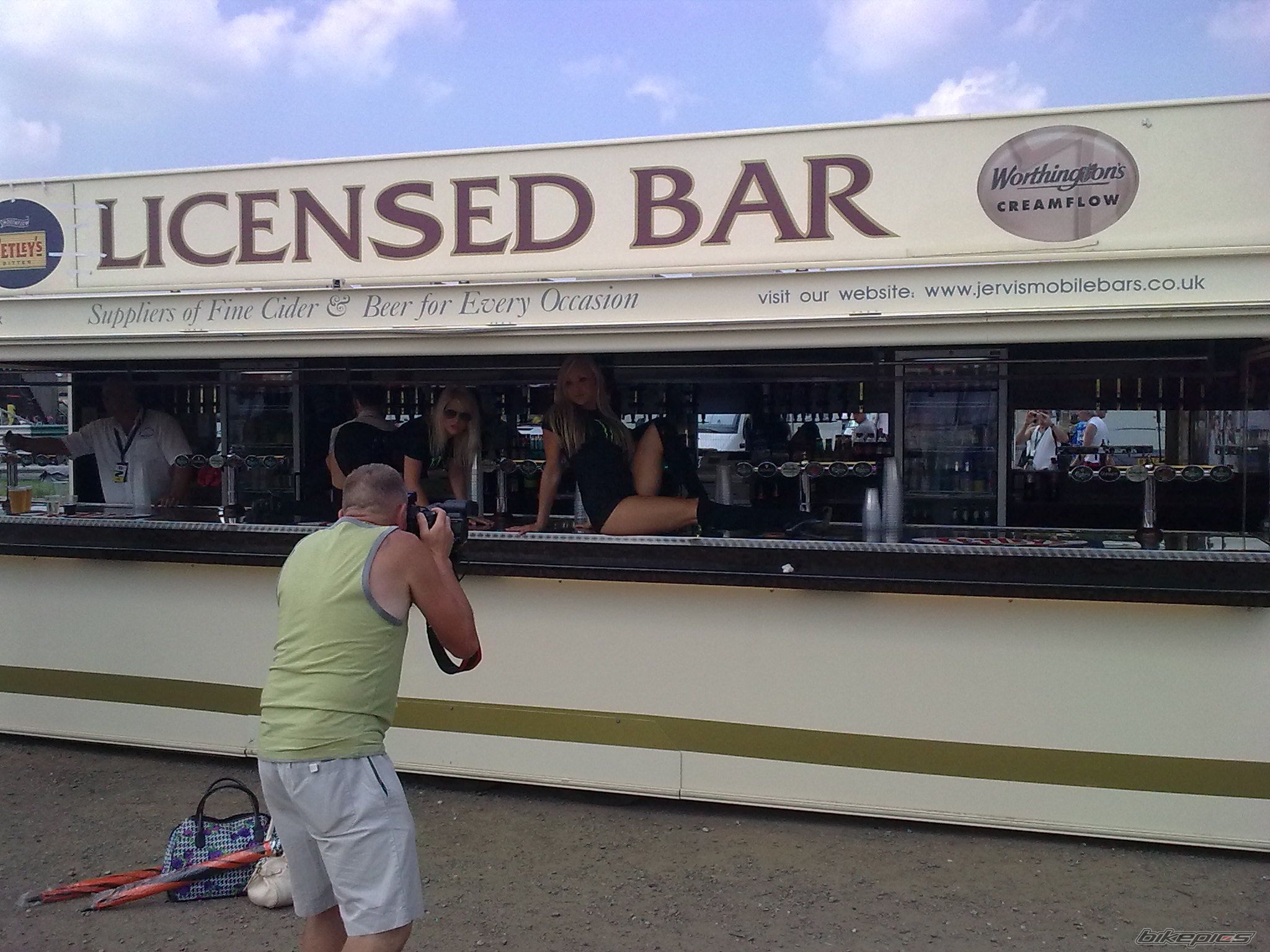 Photo 2049077