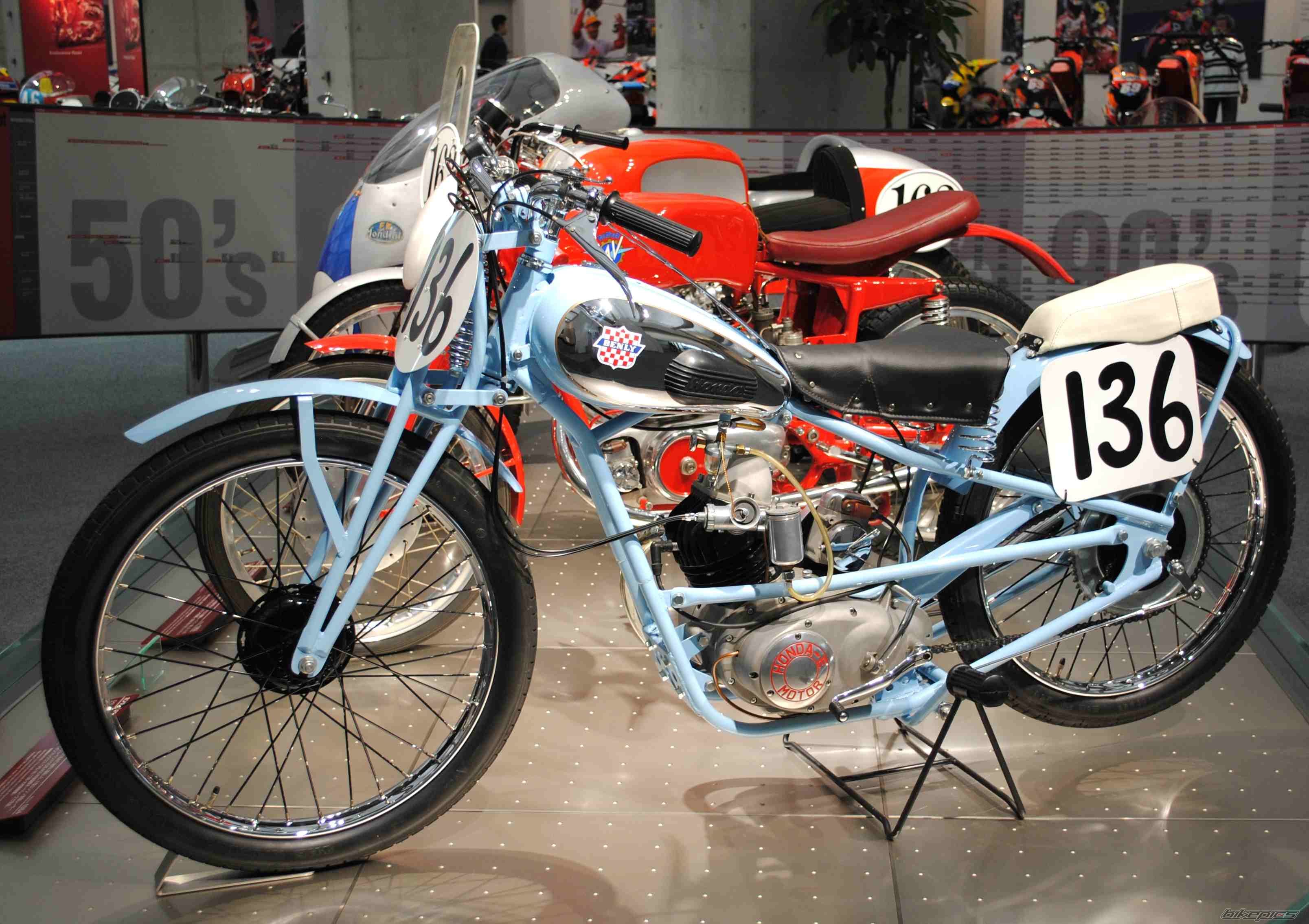 R 125