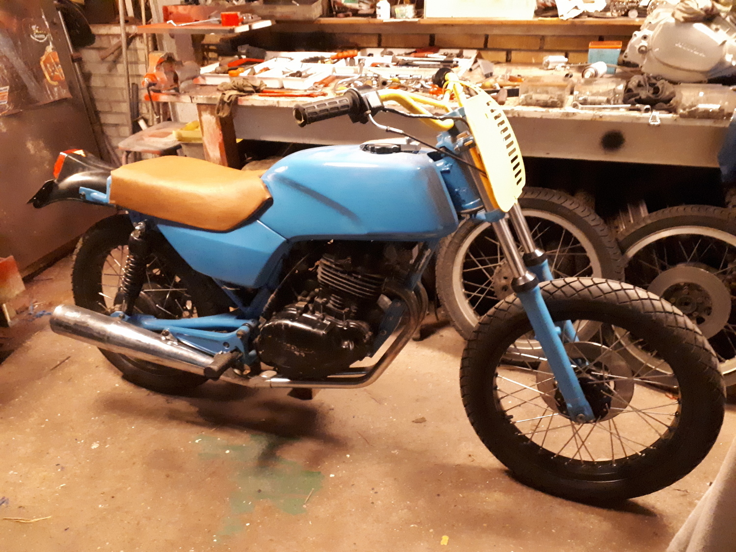 CB 200