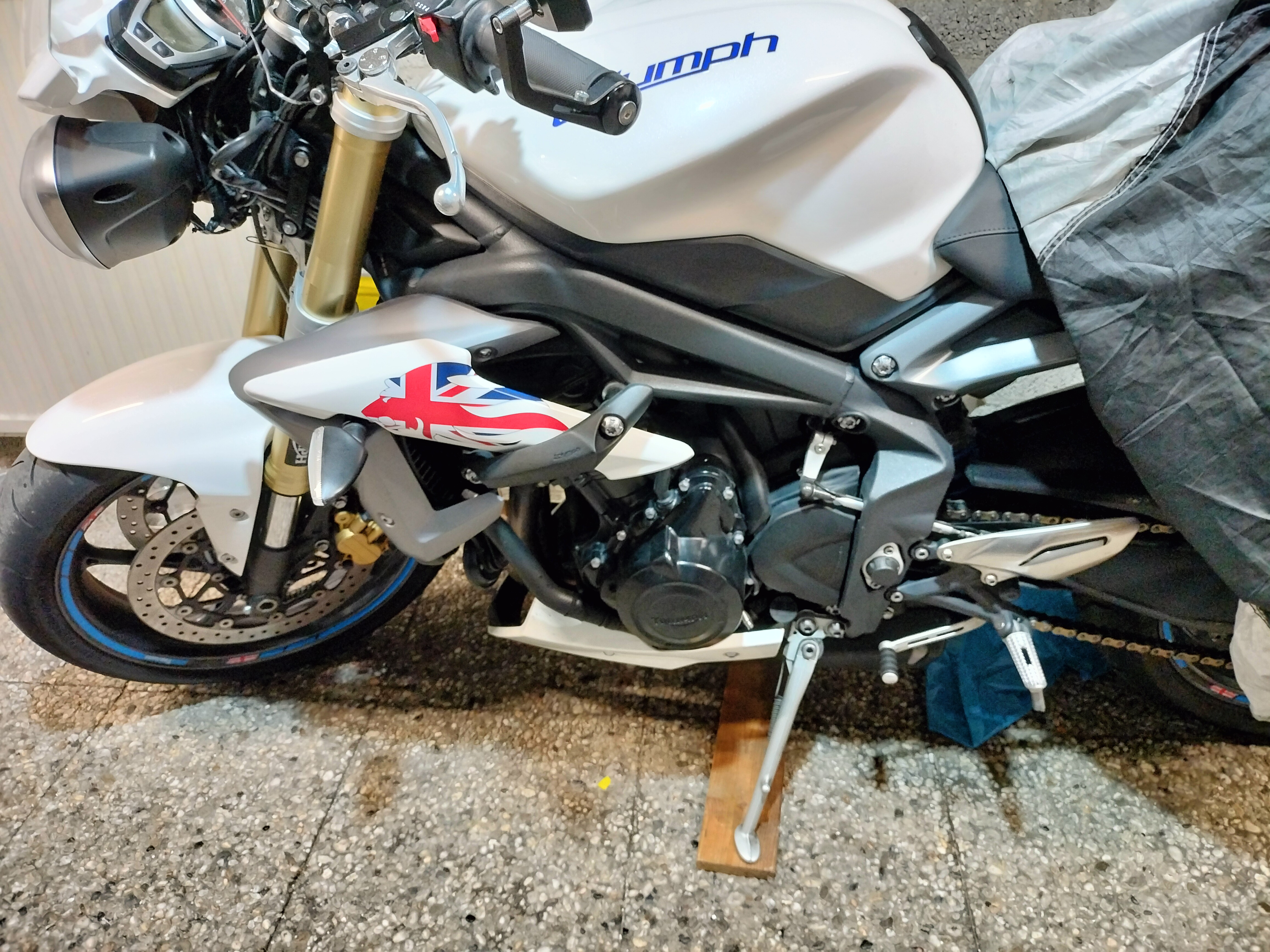 Triumph 675